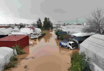 Sarı kodlu yağış Antalya’yı vurdu: Tarım alanları suya gömüldü