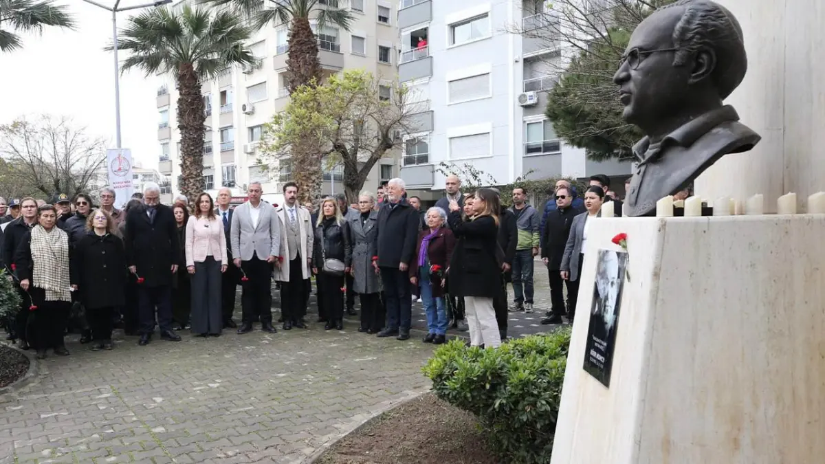Uğur Mumcu, katledilişinin 33. yılında İzmir’de törenlerle anıldı haberinin görseli