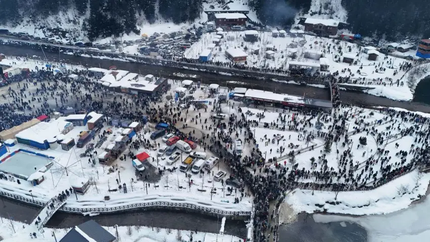 Uzungöl’de Kış Festivali: Binlerce kişilik horonla rekor kırıldı haberinin görseli