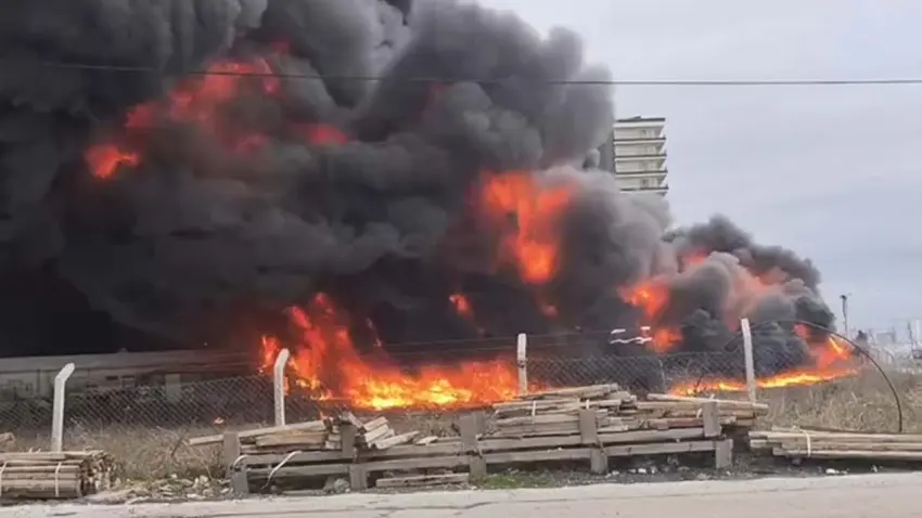 Büyükçekmece'de fabrikanın açık alanındaki yangın haberinin görseli