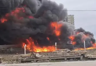 Büyükçekmece'de fabrikanın açık alanındaki yangın