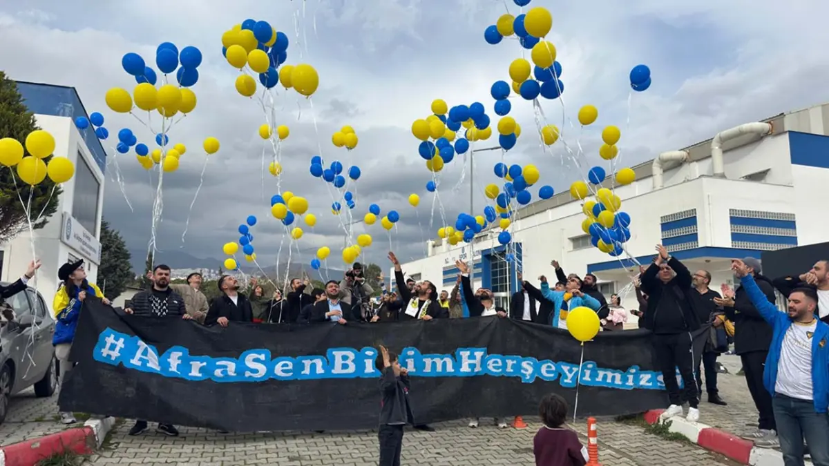 İzmir'de minik Afra için gökyüzüne umut bıraktılar: Nakil öncesi duygulandıran destek haberinin görseli