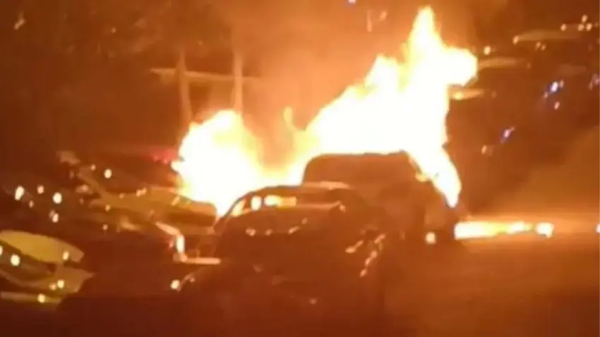 Beşiktaş’ta korkutan gece: Park halindeki otomobil alev aldı, 4 araç yandı! haberinin görseli