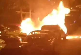 Beşiktaş’ta korkutan gece: Park halindeki otomobil alev aldı, 4 araç yandı!