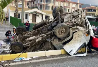 İşçi kamyoneti şarampole devrildi: 2 ölü