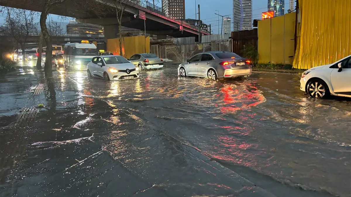 İzmir’de fırtına ve sağanak: Ağaçlar devrildi, Kemeraltı’nı yine su bastı! haberinin görseli