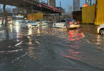 İzmir’de fırtına ve sağanak: Ağaçlar devrildi, Kemeraltı’nı yine su bastı!