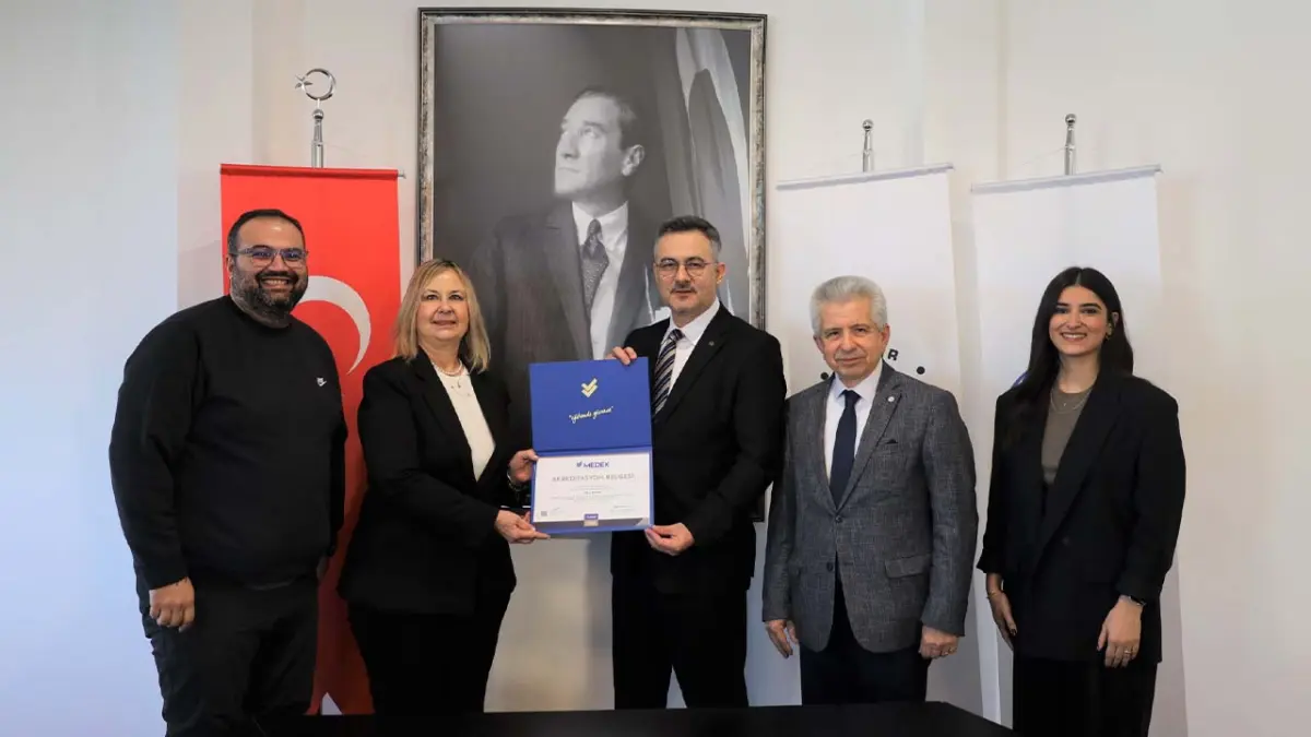 İzmir Ekonomi Üniversitesi’nde 5 program daha akredite edildi haberinin görseli