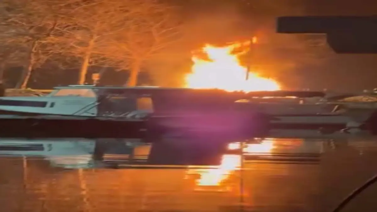 Küçükçekmece’de tekne yangını: 2 tekne kullanılamaz hale geldi haberinin görseli