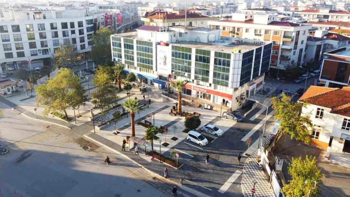 Menderes Belediyesi’nden ücretsiz müzikal haberinin görseli