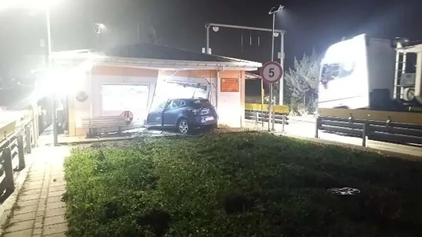 Otomobil KGM'ye ait kantar binasına girdi:1 ölü haberinin görseli