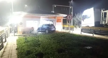 Otomobil KGM'ye ait kantar binasına girdi:1 ölü