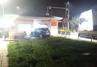 Otomobil KGM'ye ait kantar binasına girdi:1 ölü