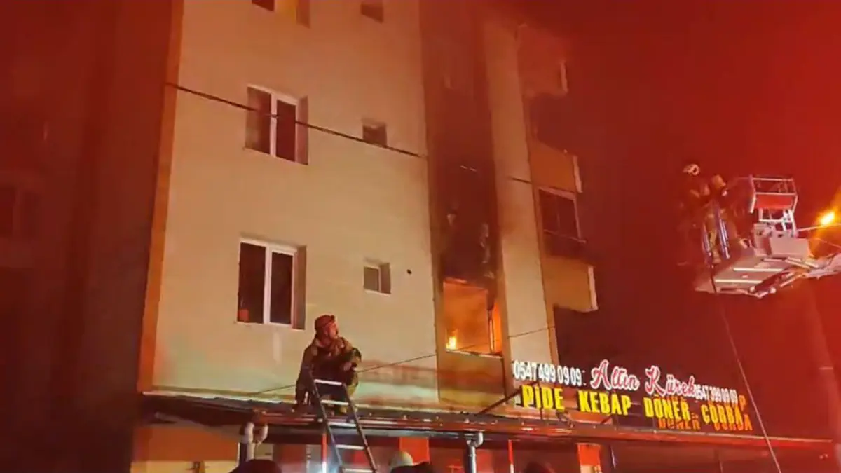 Aliağa’da gece yarısı yangın: Alzheimer hastası yaşlı adam son anda kurtarıldı haberinin görseli