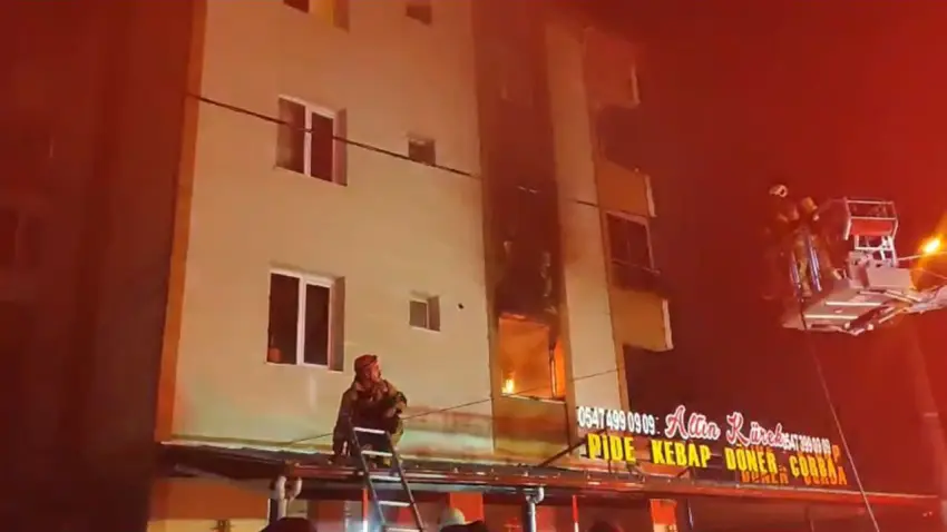 Aliağa’da gece yarısı yangın: Alzheimer hastası yaşlı adam son anda kurtarıldı