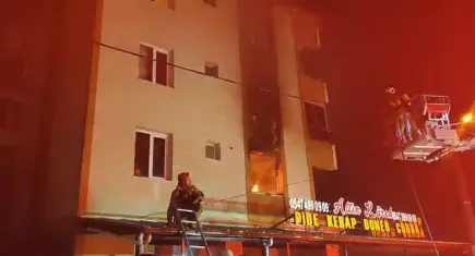 Aliağa’da gece yarısı yangın: Alzheimer hastası yaşlı adam son anda kurtarıldı
