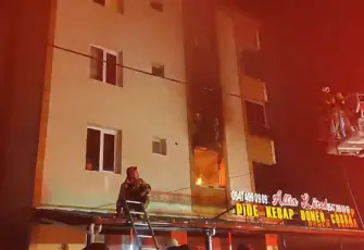 Aliağa’da gece yarısı yangın: Alzheimer hastası yaşlı adam son anda kurtarıldı