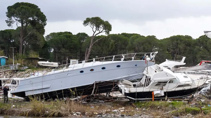 Antalya’da hortum dehşeti: 4 ilçede seralar yıkıldı, tekneler karaya savruldu!