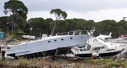 Antalya’da hortum dehşeti: 4 ilçede seralar yıkıldı, tekneler karaya savruldu!