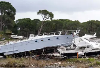 Antalya’da hortum dehşeti: 4 ilçede seralar yıkıldı, tekneler karaya savruldu!