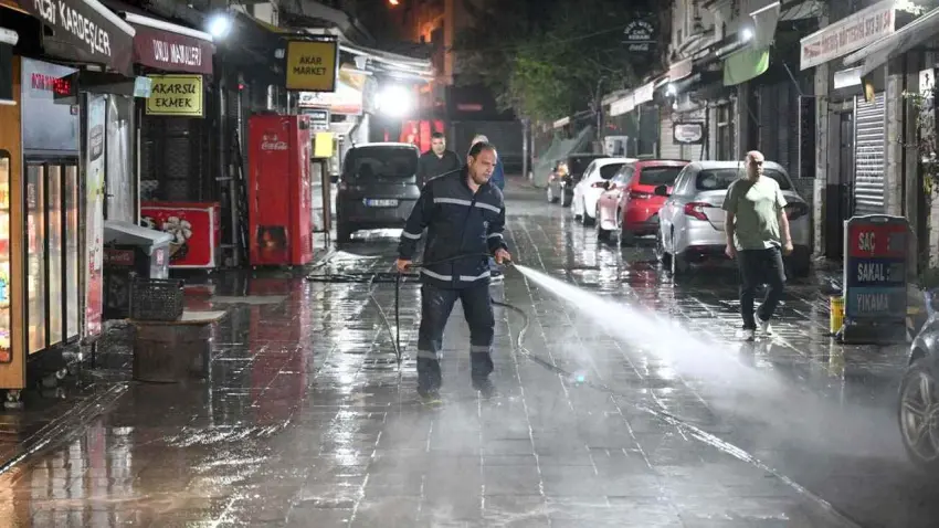 Bornova’da temizlik mesaisi 7 gün 24 saat sürüyor