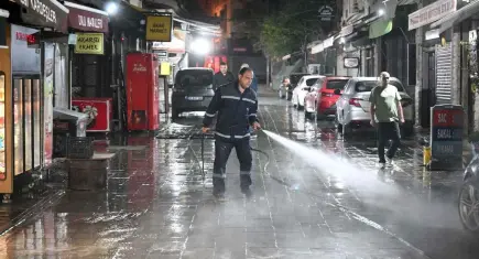 Bornova’da temizlik mesaisi 7 gün 24 saat sürüyor