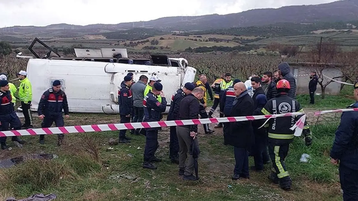 Denizli’de yolcu midibüsü şarampole devrildi: 25 yaralı haberinin görseli
