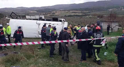 Denizli’de yolcu midibüsü şarampole devrildi: 25 yaralı