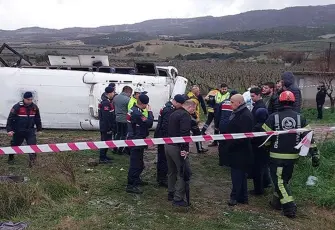 Denizli’de yolcu midibüsü şarampole devrildi: 25 yaralı