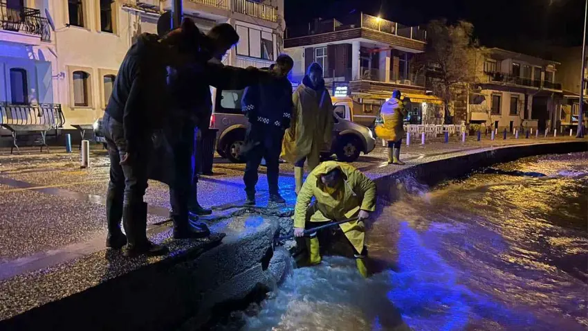 Foça’da sağanağa karşı ekipler teyakkuza geçti
