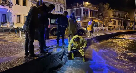 Foça’da sağanağa karşı ekipler teyakkuza geçti