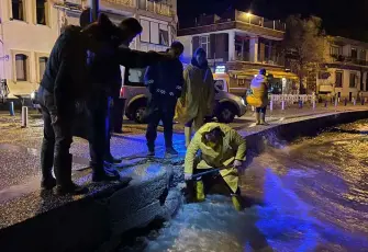 Foça’da sağanağa karşı ekipler teyakkuza geçti