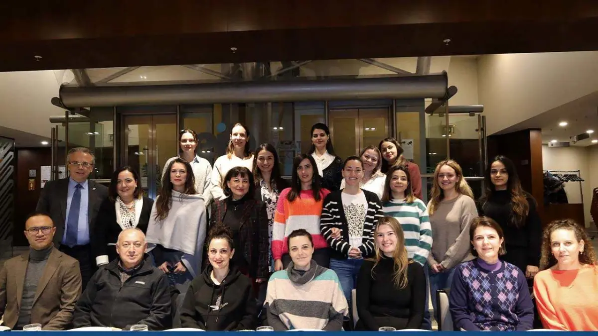 Genç kadınlar su ürünleri sektöründe sürdürülebilirliği deneyimledi haberinin görseli