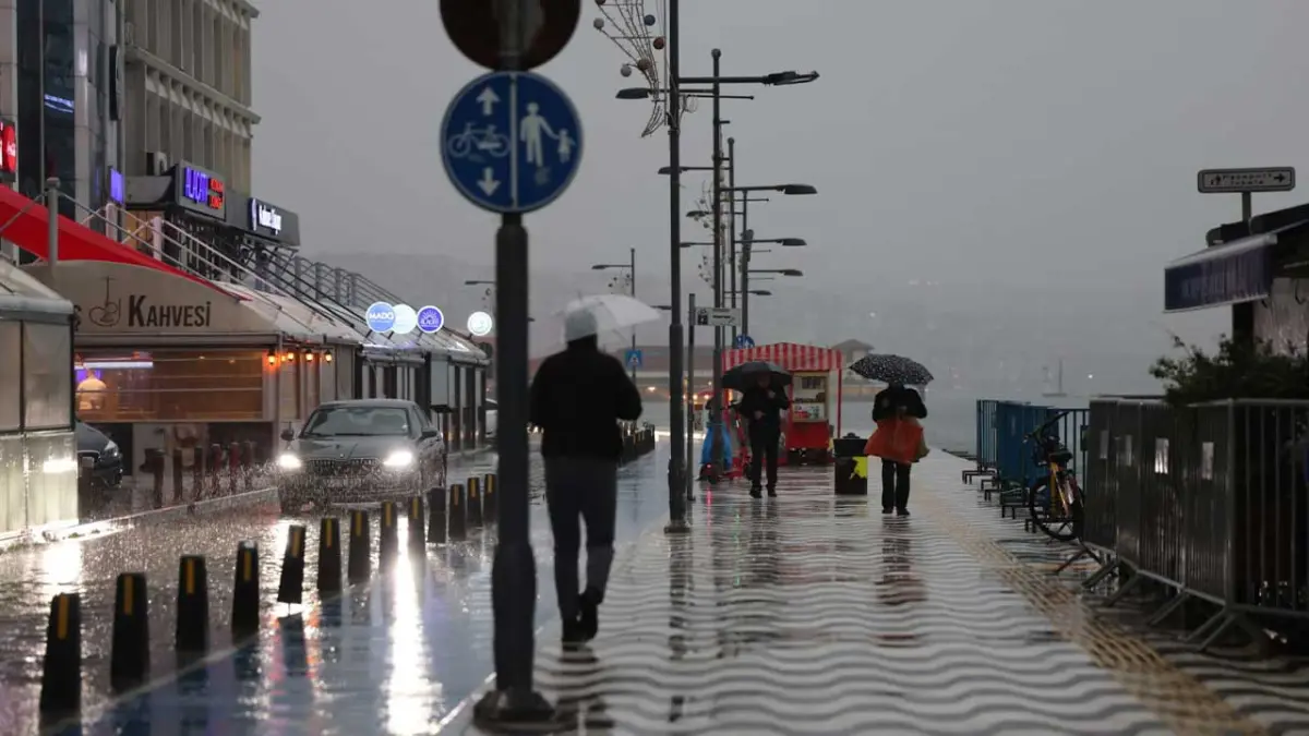 İzmir Büyükşehir Belediyesi sağanak yağış ve fırtınaya karşı sahada haberinin görseli