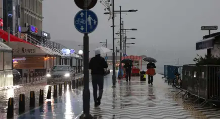 İzmir Büyükşehir Belediyesi sağanak yağış ve fırtınaya karşı sahada