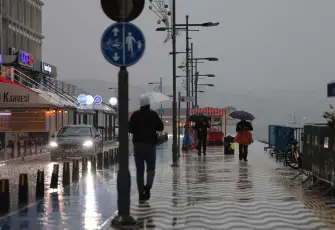 İzmir Büyükşehir Belediyesi sağanak yağış ve fırtınaya karşı sahada