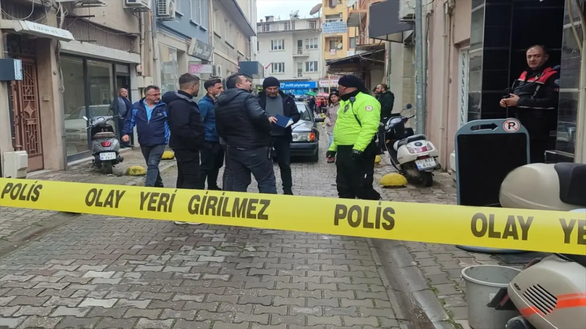 İzmir’de emlak ofisinde silahlı kavga: 2 kişi ağır yaralandı haberinin görseli