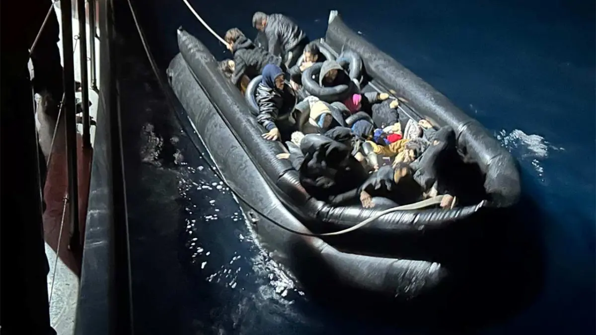  İzmir haber: Sürüklenen lastik bottaki 33 düzensiz göçmen kurtarıldı haberinin görseli