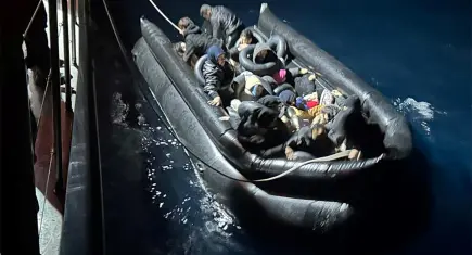  İzmir haber: Sürüklenen lastik bottaki 33 düzensiz göçmen kurtarıldı