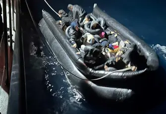  İzmir haber: Sürüklenen lastik bottaki 33 düzensiz göçmen kurtarıldı