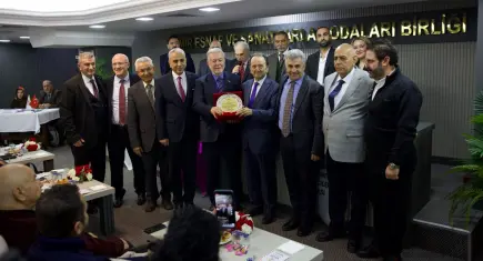 İzmir Otel Pansiyon ve İşçileri Odası’nda Veral güven tazeledi: Birlik ve beraberlik mesajı verildi