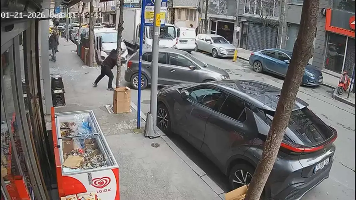 Şişli’de kaza: Fren yerine gaza bastı, kuaföre girdi haberinin görseli