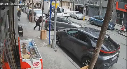 Şişli’de kaza: Fren yerine gaza bastı, kuaföre girdi
