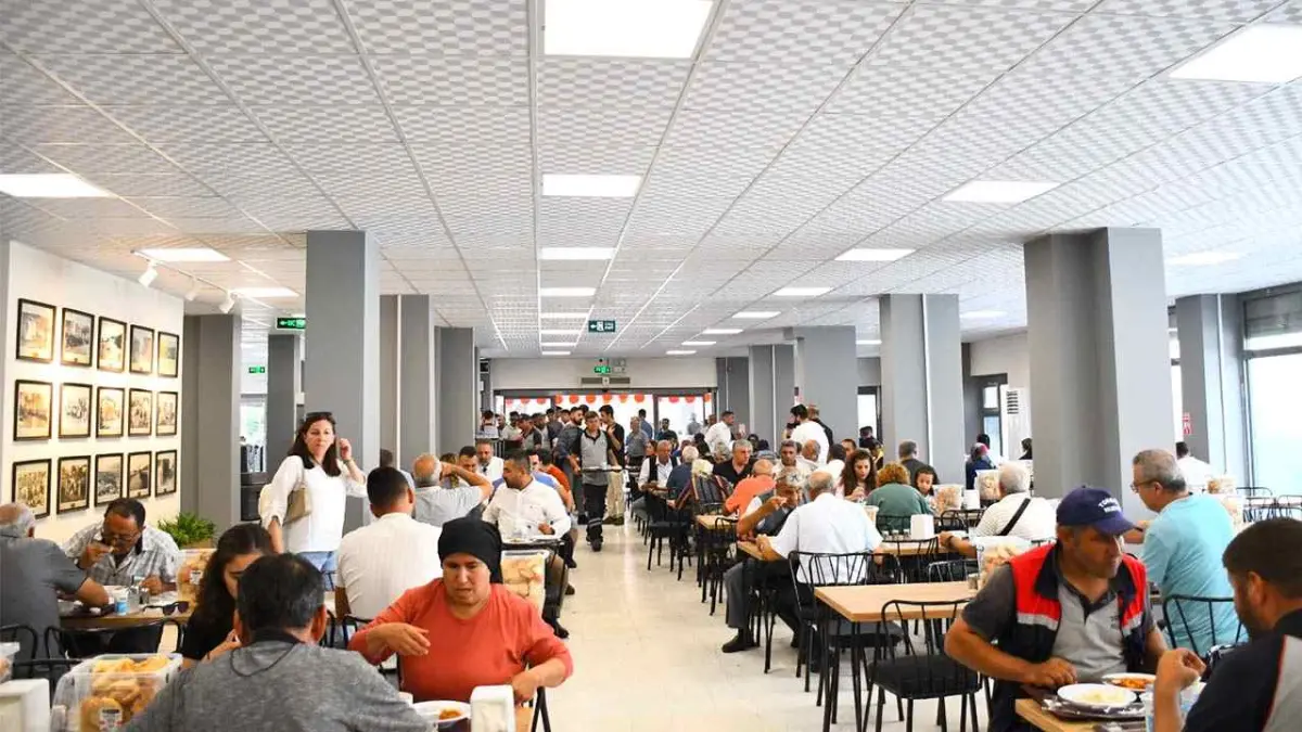 Torbalı’da her gün bin kişiye sıcak ve sağlıklı yemek haberinin görseli