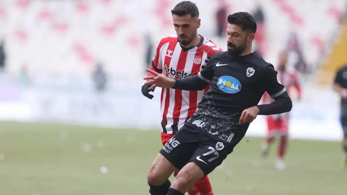 Türk futbolunda "Ofsaytımsı" depremi: Tartışmalı karar sonrası iki hakem istifa etti! haberinin görseli