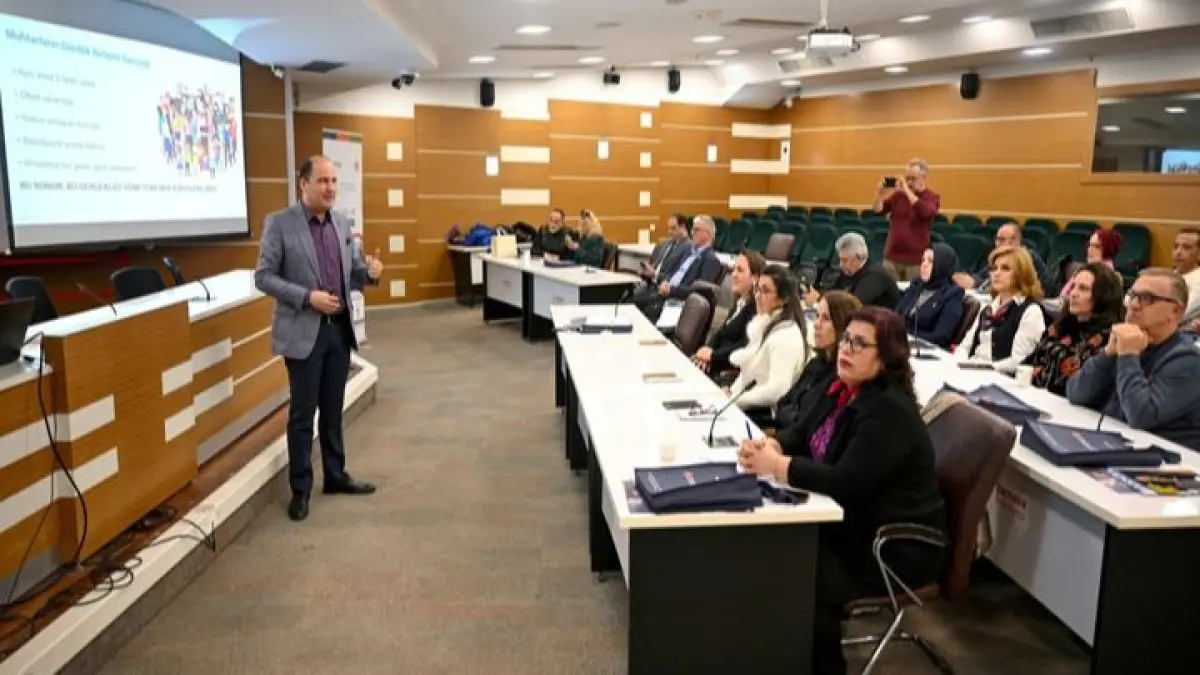 Bornova’da muhtarlar için akademik eğitim süreci sürüyor haberinin görseli