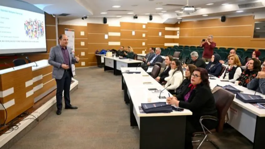 Bornova’da muhtarlar için akademik eğitim süreci sürüyor