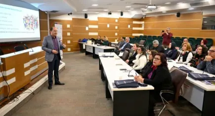 Bornova’da muhtarlar için akademik eğitim süreci sürüyor