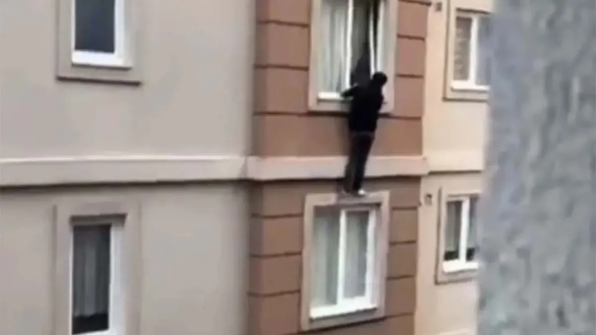 İstanbul’da korku dolu anlar: Ailesi eve gelince panikleyen genç çift camdan atladı  haberinin görseli