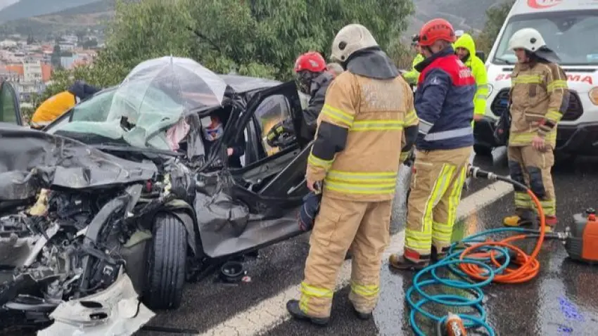İzmir'deki zincirleme trafik kazasında itfaiyeden zamanla yarışan müdahale